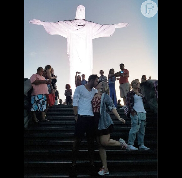 Cacau e Matheus conhecem o Cristo Redentor, ponto turístico do Rio de Janeiro, em maio de 2016