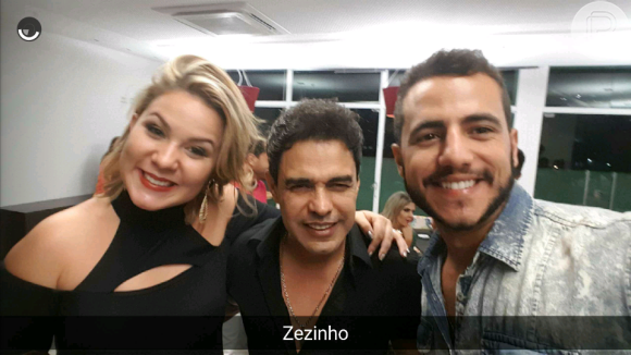 Cacau e Matheus tietam Zezé Di Camargo durante show, em maio de 2016