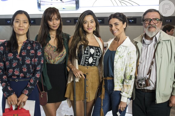 Carol Nakamura posa com colegas de elenco de 'Sol Nascente'