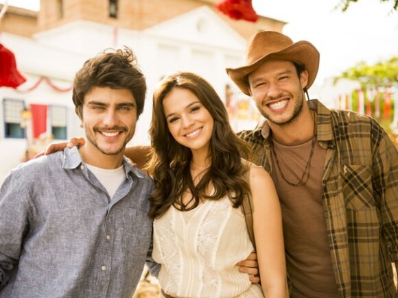 Bruna Marquezine posa ao lado de Guilherme Leicam e Nando Rodrigues durante as gravações da novela 'Em Família'