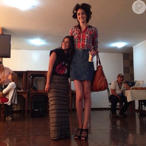 Bruna Marquezine publica foto de Camilla Camargo com menina muito mais alta, em 2 de dezembro de 2013