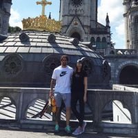 Marcos Mion e a mulher, recuperada de câncer, visitam Lourdes: 'Missa na gruta'