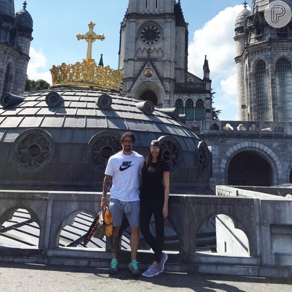 Marcos Mion e a mulher, recuperada de câncer, visitam Lourdes, na França, nesta quarta-feira, dia 31 de agosto de 2016