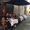 Marcos Mion e Suzanna Gullo almoçam em restaurante em Lourdes, na França