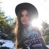 Camila Queiroz posa cheia de estilo em Bariloche, para onde viajou com Klebber Toledo