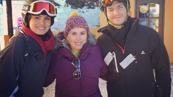 Camila Queiroz e Klebber Toledo esquiam juntos em viagem: 'Para nós, todo amor'