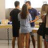 Cauã Reymond e a namorada, Mariana Goldfarb, trocam beijos em shopping nesta quarta-feira, dia 31 de agosto de 2016