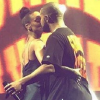 Rihanna e Drake se beijam em show após declaração do rapper no VMA 2016