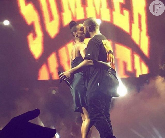 Rihanna e Drake se beijam em show após declaração do rapper no VMA 2016