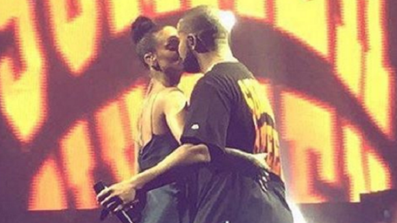 Rihanna e Drake se beijam em show após declaração do rapper no VMA 2016. Vídeo!