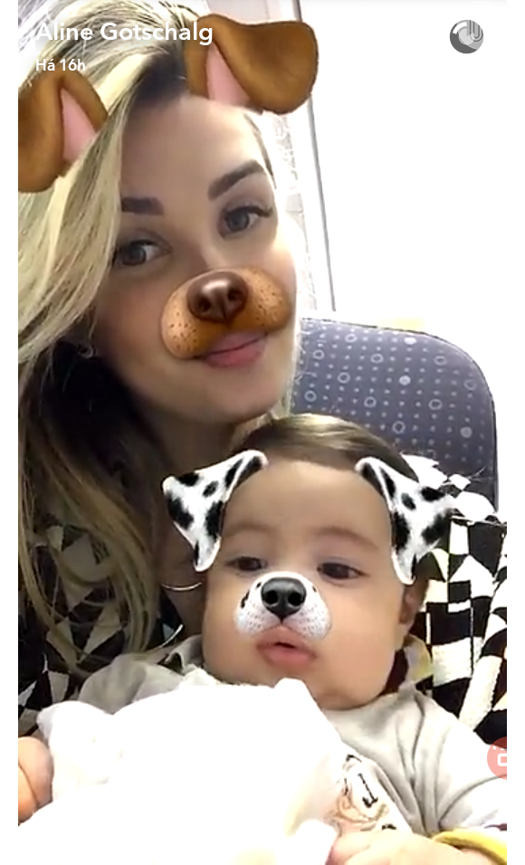 Ex-BBB Aline Gotschalg mostrou no Snapchat a viagem que fez com o filho, Lucca