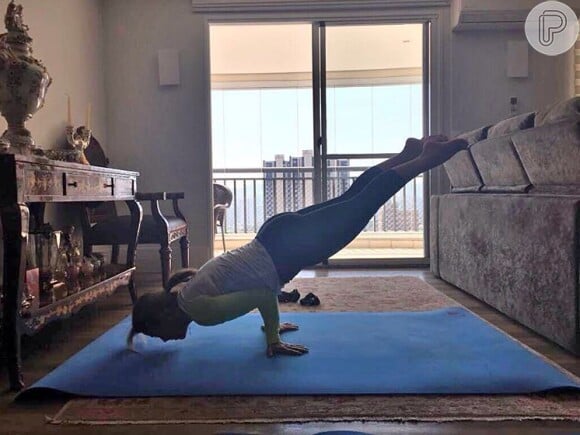 Zilu Godoi mostrou boa elasticidade ao fazer posição de ioga