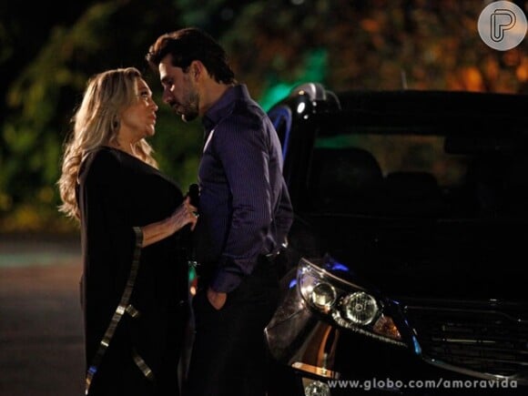 Pilar (Susana Vieira) se surpreende quando Jacques (Julio Rocha) pede que ela o ajude a ser promovido no San Magno, em 'Amor à Vida', em 9 de dezembro de 2013