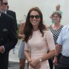 Kate Middleton completou o look com óculos Ray-Ban Wayfarer