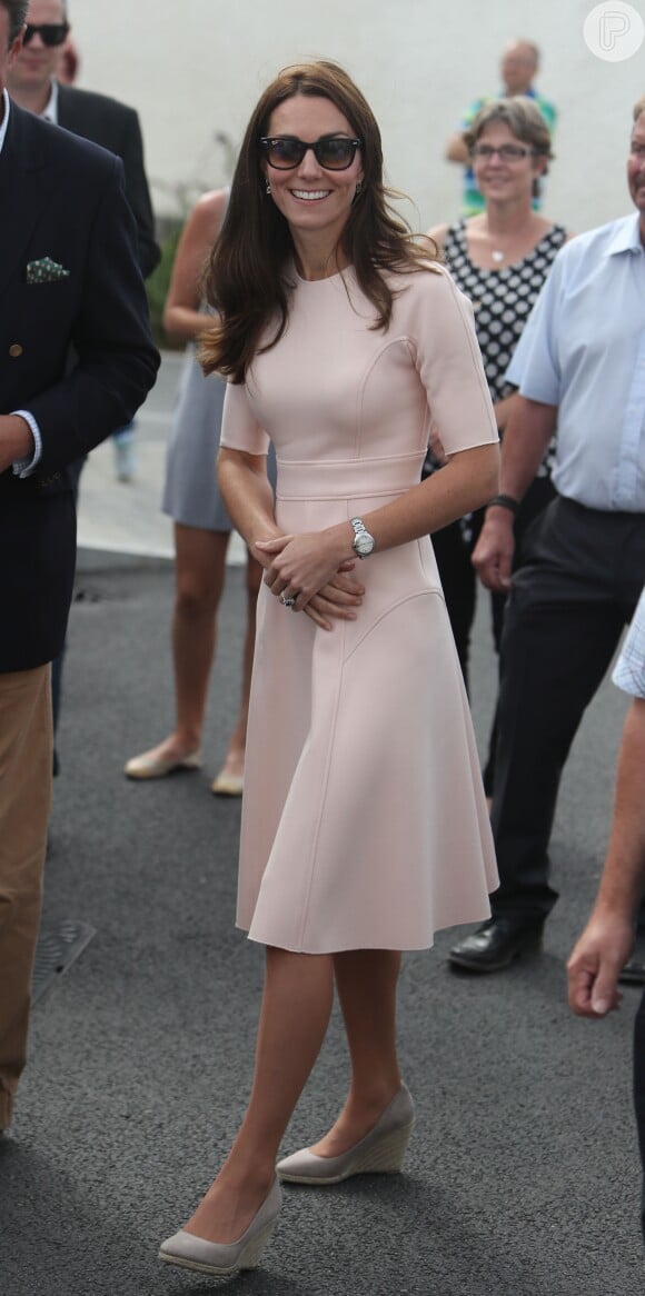 Kate Middleton completou o look com óculos Ray-Ban Wayfarer