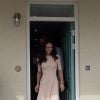 Kate Middleton combinou o vestido rosa claro com acessórios discretos e sapato nude