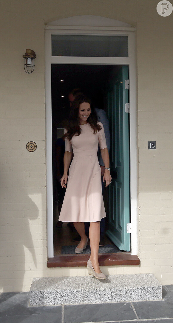 Kate Middleton combinou o vestido rosa claro com acessórios discretos e sapato nude
