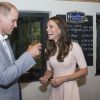 Kate Middleton se diverte com o marido, Príncipe William, em uma cervejaria