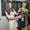 Kate Middleton se diverte ao servir um copo de cerveja
