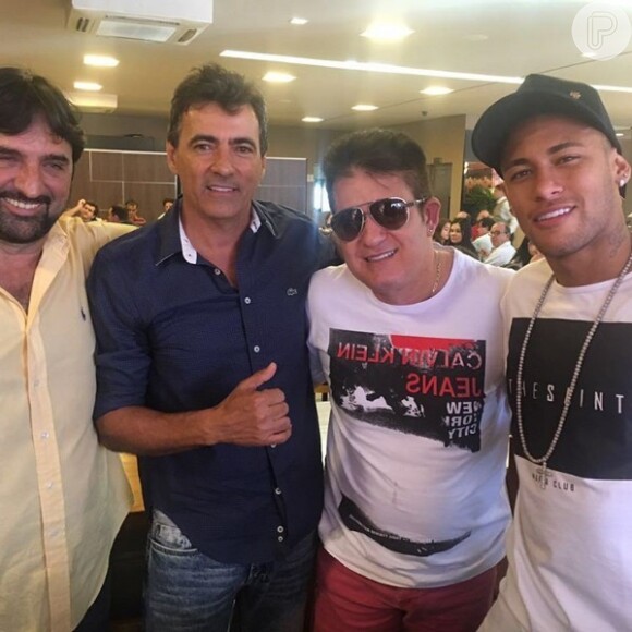 O sertanejo, dono de churrascaria visitada por Neymar, pede refrigerantes e bebidas alcoólicas em seu camarim