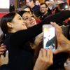 Sophie Charlotte, estrela do filme 'Tamo Junto', atendeu os fãs na entrada do 44º Festival de Gramado