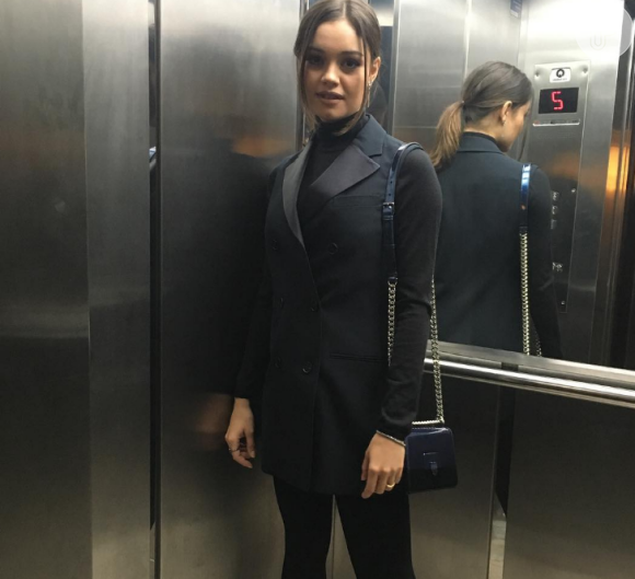 Sophie Charlotte fez um registro do seu look Dior no elevador quando saía para ir ao Festival de Gramado