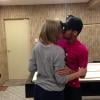 Neymar postou uma foto beijando uma loira e causou alvoroço entre os seus fãs no Instagram. No entanto, não passou de uma brincadeira dele e de Bruna Marquezine, já que a atriz usava uma peruca