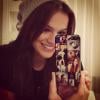 Bruna Marquezine exibe capinha de celular com foto beijando Neymar