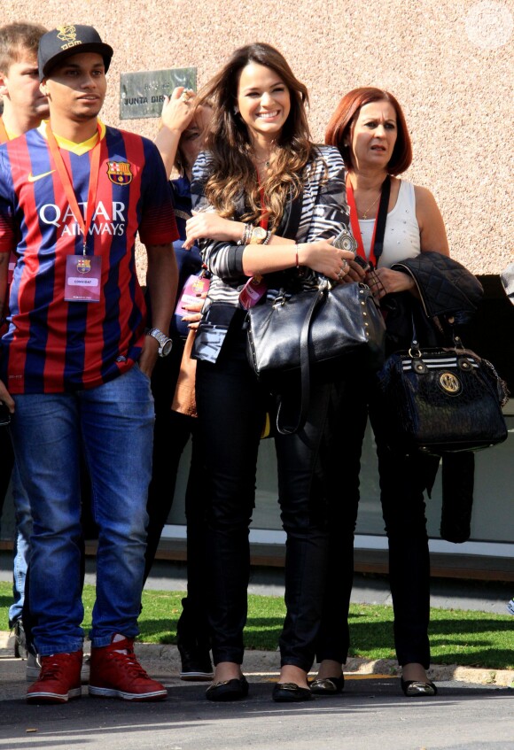 Bruna Marquezine prestigiou a apresentação de Neymar em seu novo clube, Barcelona, na Espanha