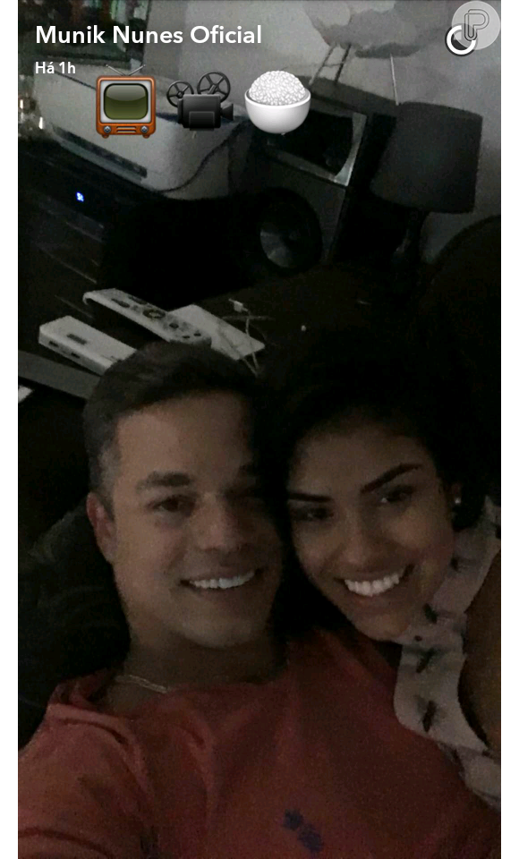Ex-BBB Munik postou uma foto no Snapchat em que aparece ao lado do empresário Anderson Felício nesta sexta-feira, 2 de setembro de 2016