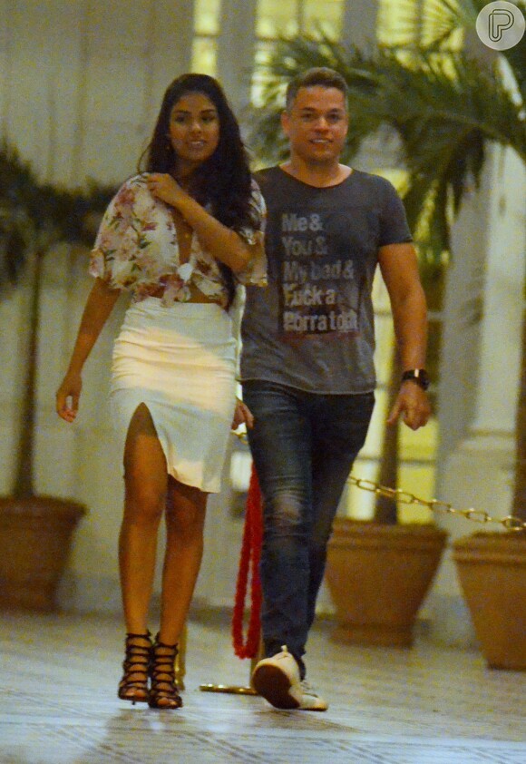 Ex-BBB Munik saiu acompanhada de Anderson Felício em restaurante no Rio de Janeiro