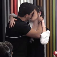 Arthur Aguiar grava programa de rádio e dá beijo técnico em jornalista: 'Cena'