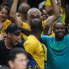 Neymar e Bruna Marquezine assistiram o ouro da seleção brasileira de vôlei a poucos metros de distância no Maracanãzinho 