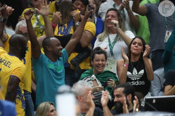 Neymar e Bruna Marquezine não sentaram lado a lado no Maracanãzinho, mas estavam bem próximos