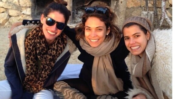 Bia Antony, recém-separada de Ronaldo, posa sorridente com amigas em Ibiza