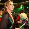 Ivete Sangalo usou um vestido justinho em noite de samba no Rio de Janeiro