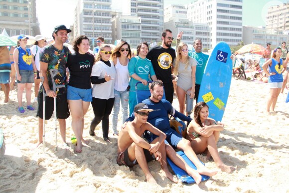 Paulo Vilhena também participou do evento e ajudou pessoas com deficiência a surfar
