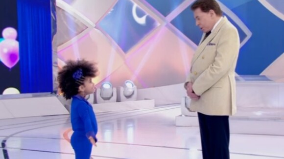 Silvio Santos brinca com cabelo crespo de menina e é criticado na web: 'Racista'