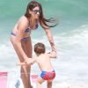 Luma Costa brincou com o filho, Antônio, de 2 anos, na praia da Barra da Tijuca, Zona Oeste do Rio de Janeiro, neste domingo, 4 de setembro de 2016