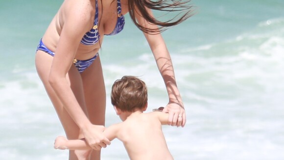 Luma Costa leva filho à praia e exibe boa forma ao lado do marido. Fotos!
