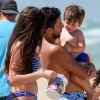 Luma Costa curte praia com o marido, Leonardo Martins, e o filho, Antônio, de 2 anos, no Rio de Janeiro