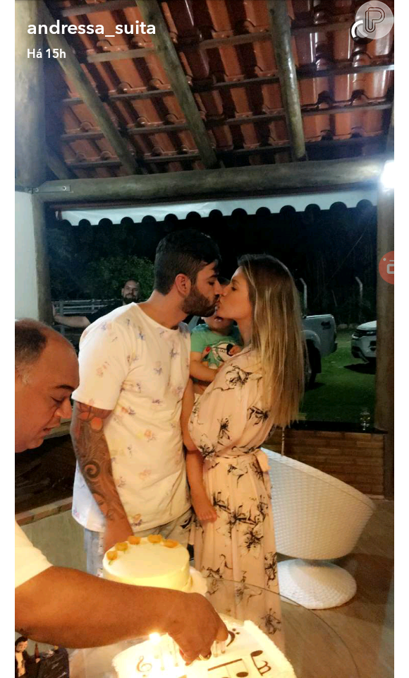 Gusttavo Lima comemorou aniversário e ganhou um beijo da mulher, Andressa Suita