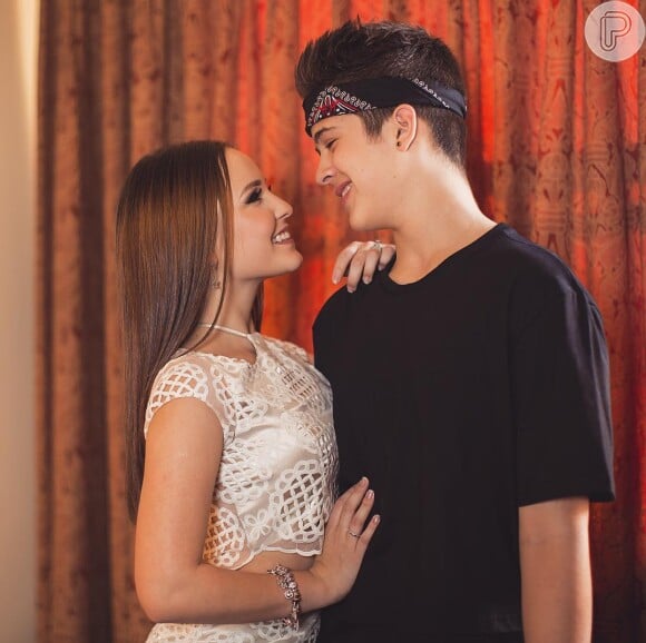 Prestes a completar um ano de namoro com João Guilherme, Larissa Manoela disse que o relacionamento só fica nos beijinhos