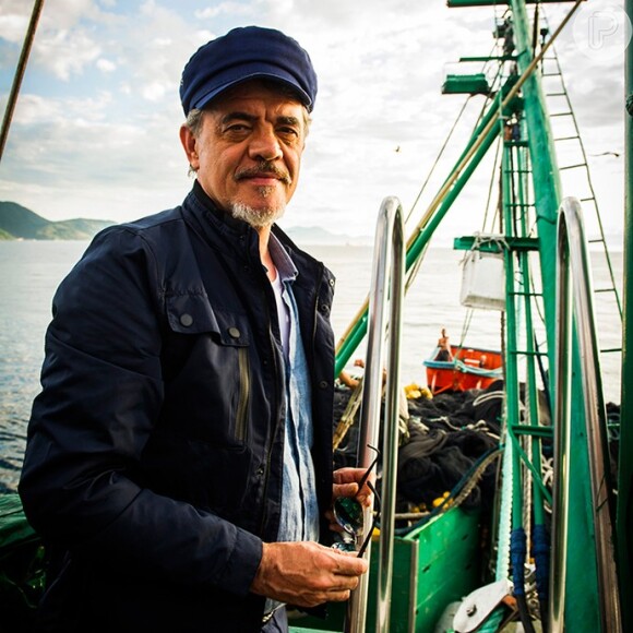 Patrick (Michel Noher) avisa Tanaka (Luis Melo) que a pesca da sardinha está em baixa, na novela 'Sol Nascente'
