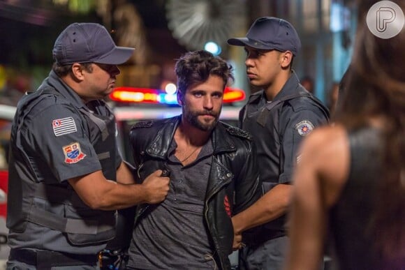 Mario (Bruno Gagliasso) é preso após se envolver em briga, no capítulo que vai ao ar na quinta-feira, dia 15 de setembro de 2016, na novela 'Sol Nascente'