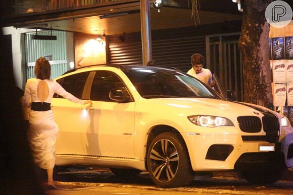 Maria Casadevall entra no carro de Caio Castro, após encontro em pizzaria