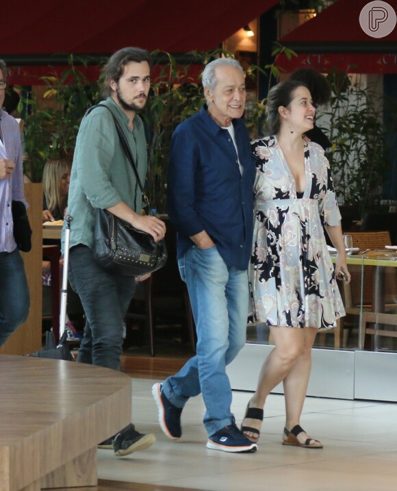 Paloma Duarte passeou com o marido, Bruno Ferrari, em um shopping carioca