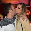 Matheus Mazzafera rouba um beijo da amiga Mariana Weickert