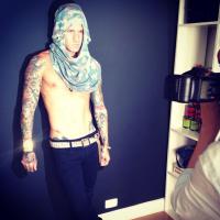 Mateus Verdelho exibe barriga tanquinho em pose sexy de ensaio fotográfico