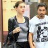 Acompanhada do namorado Douglas Sampaio, Rayanne Morais passeou no shopping com blusa de listras em preto e branco junto de calça despojada e jaqueta e bolsa de couro